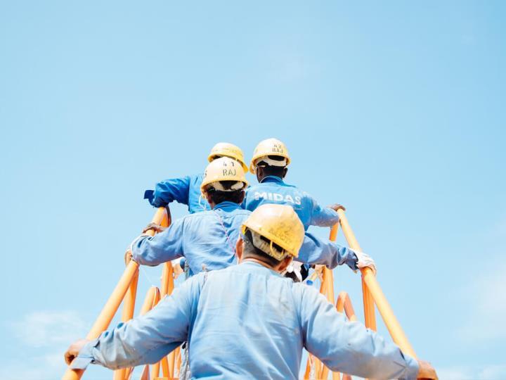 建物解体における安全原則と実施方法：労働者の健康と環境保護