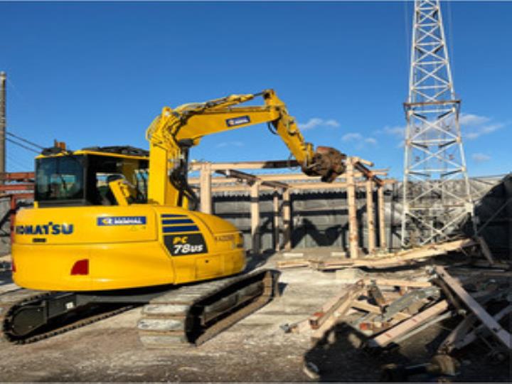 現代の都市における古い建物の転換：建物解体の重要性と持続可能な代替手段